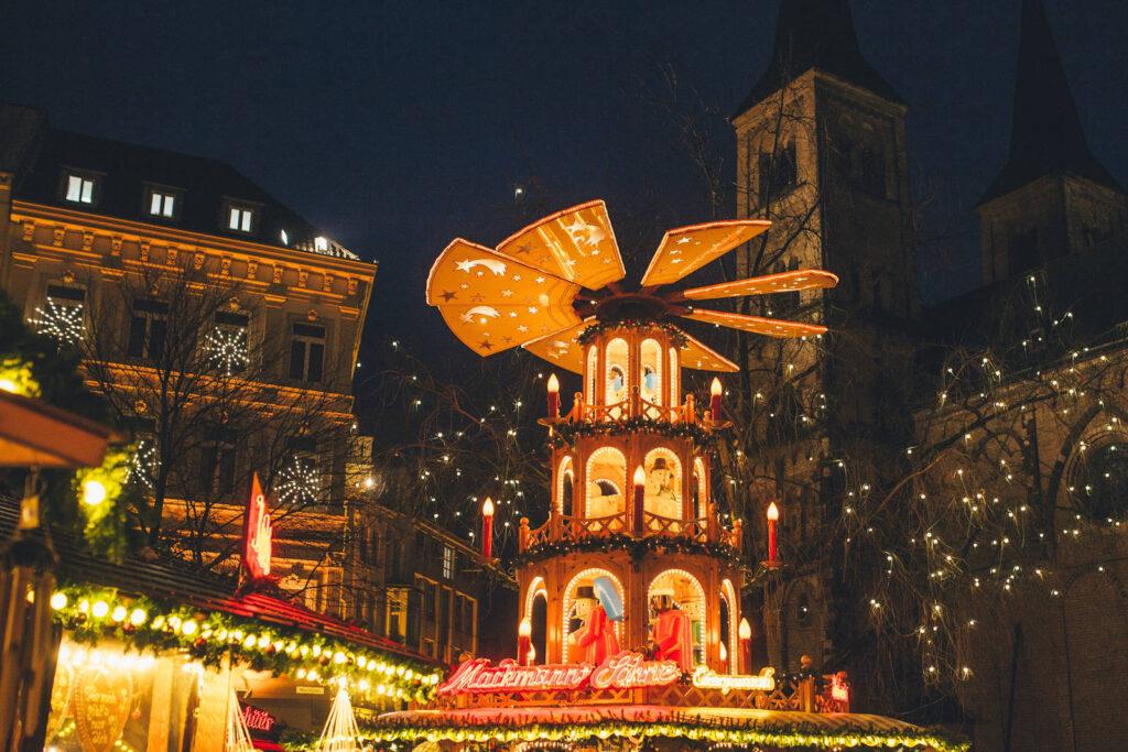 Gluehwein Pyramide auf dem Bonner Weihnachtsmarkt vor dem Bonner Münster